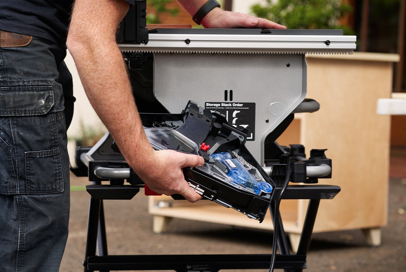 Rigid tube structure and rubber feet