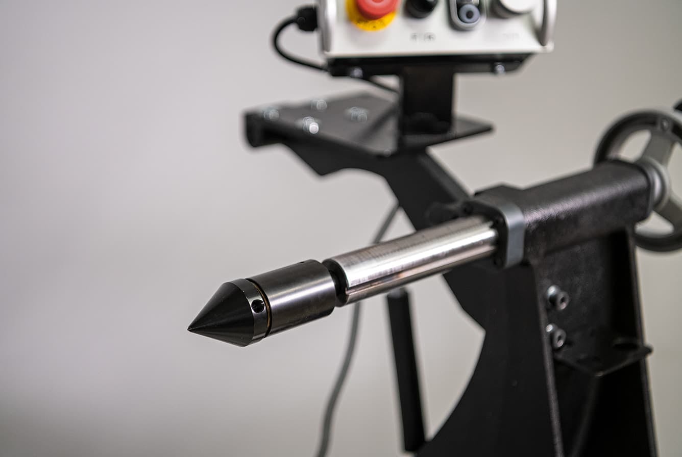 Self-ejecting tailstock quill